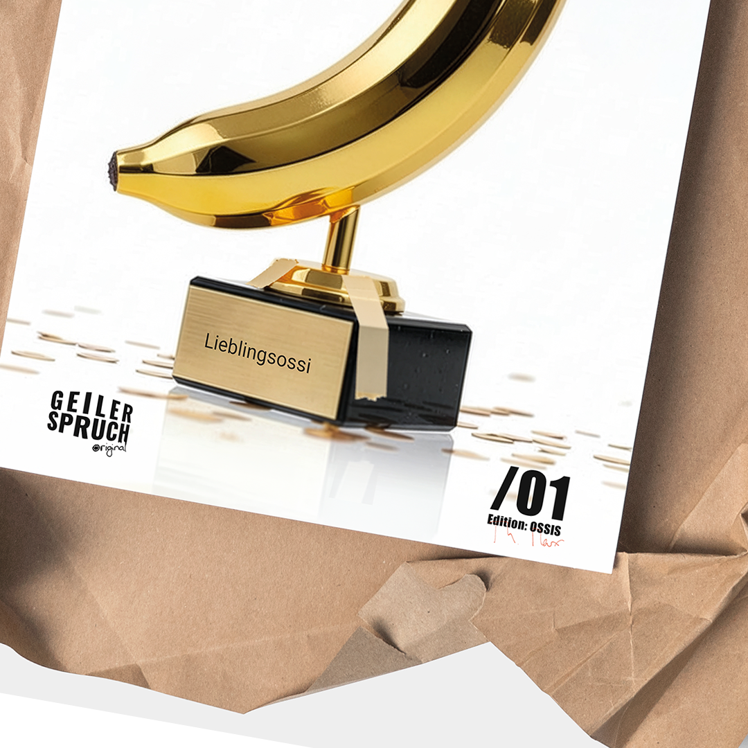 Lieblingsossi Poster: goldene Banane als Pokal mit Messingschild, Detailansicht mit Signatur der Edition OSSIS /01 von Geiler Spruch, verpackt in Packpapier – lustiges Ossi Geschenk