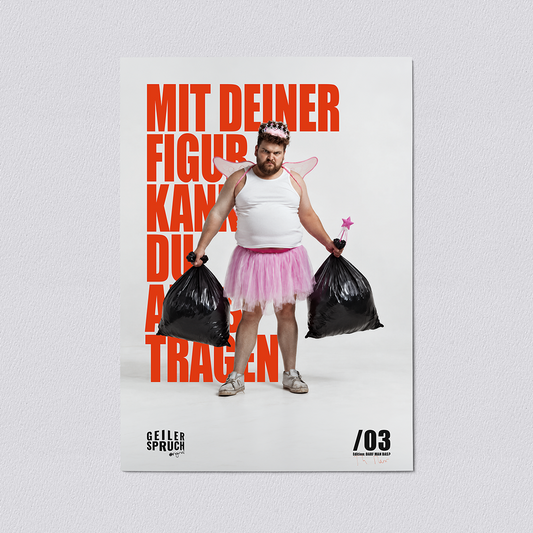 Poster „Mit deiner Figur kannst du alles tragen“: Mann im rosa Tutu mit Feenflügeln trägt zwei Müllsäcke