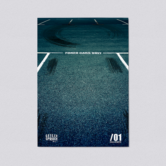 Poster mit Schriftzug „Tuned Cars Only“ auf Asphalt-Parkplatz mit Reifenspuren und Driftkreis auf hellem Papiergrund