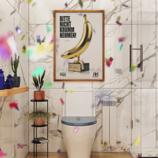 Video: Poster „Bitte nicht krumm nehmen!“ mit goldener Banane als Trophäe, gerahmt in einem Marmor-Badezimmer über der Toilette, Konfetti fällt. Lustiges Spruch-Poster für Bad und WC von Geiler Spruch.